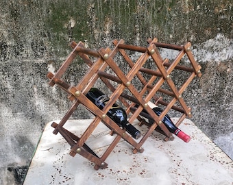 Botellero plegable de madera vintage con capacidad para ocho botellas.