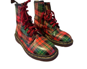 Botas de combate Dr. Martens de cuero con diseño de cuadros escoceses, talla 7.5/8, para mujer, talla 38, Inglaterra