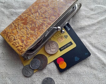 Braun punziertes Leder Portemonnaie Vintage Kuss-Lock-Geldbörse Kleines Münz-Etui Boho-Geldbörsen Blumen-Design Kleine Abnutzung Einzigartige Geschenkidee