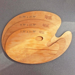 Peut inclure: Trois palettes d'artiste en bois de différentes tailles. La plus grande palette mesure 11,75 pouces sur 15,75 pouces, la palette du milieu mesure 9,75 pouces sur 13,75 pouces et la plus petite palette mesure 7,75 pouces sur 11,75 pouces. Chaque palette porte l'inscription "Rósa Gallery".