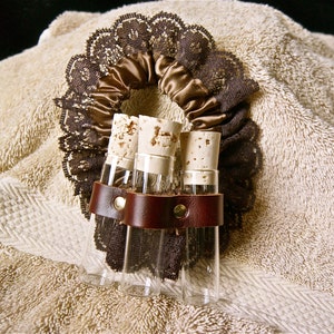 Steampunk Strumpfband aus Seide und Spitze mit Lederfläschchenhalfter Braun