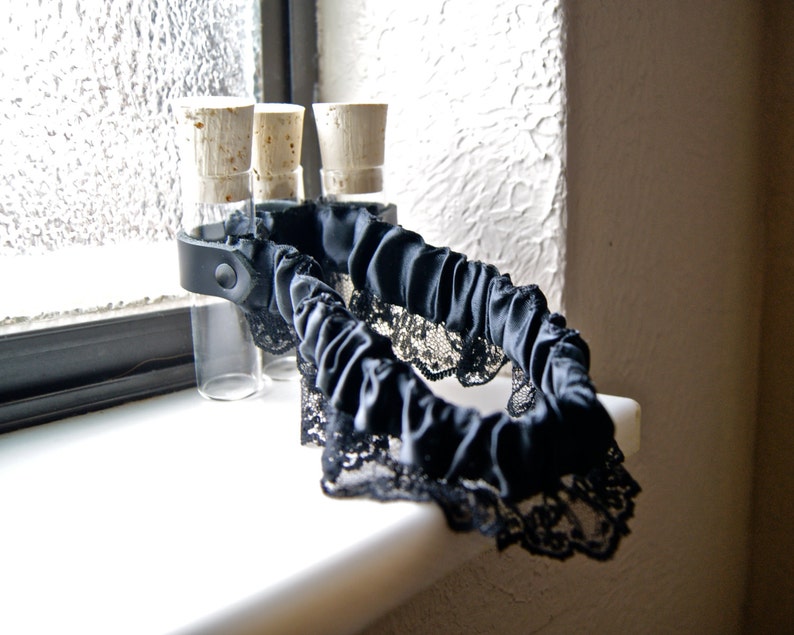 Steampunk Strumpfband aus Seide und Spitze mit Lederfläschchenhalfter Bild 2