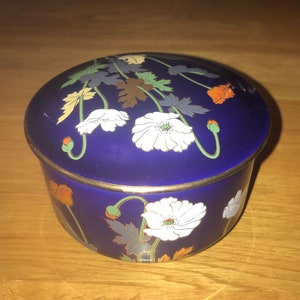 Japanese Blue and Gold Lidded Ceramic Trinket Pit With Flower Decoration M&S