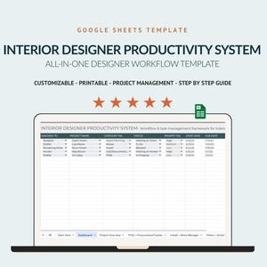 Op de afbeelding: Een laptopscherm toont een Google Sheets-sjabloon met de titel "Interior Designer Productivity System". Het sjabloon bevat projectmanagementfuncties en een workflowgids. De tekst bovenaan luidt "Google Sheets Template".
