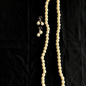 vintage white cellulite flower necklace and clip on earring set