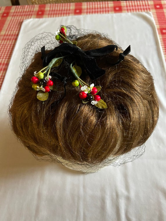 Vintage 1950's Cocktail Veil/ Hat With Berries on… - image 3