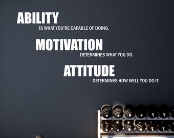 Puede incluir: Una cita motivacional en una pared gris en un entorno de gimnasio. La cita dice: "La habilidad es lo que eres capaz de hacer. La motivación determina lo que haces. La actitud determina qué tan bien lo haces."