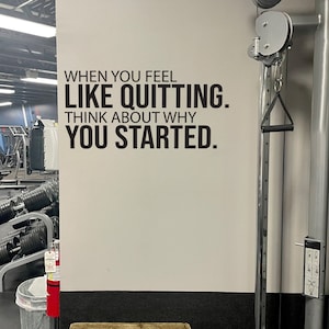 Quando você sentir vontade de DESISTIR. Pense por que você começou. Decoração de citação de academia, decoração de fitness, ideia de design de academia em casa, decoração de ciclismo para presente de fitness