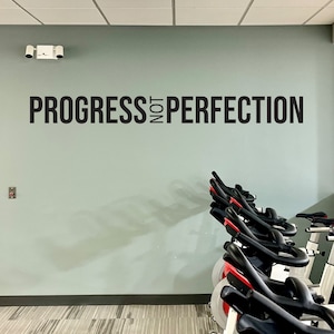Adesivo da parete per palestra "PROGRESSO NON PERFEZIONE", idee per la progettazione di palestre, idee per decorazioni per palestre, decorazioni per il fitness, decorazioni per il ciclismo, adesivo da parete per palestra 007