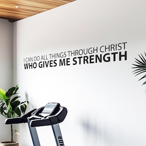 Może przedstawiać: Biała ściana z czarnym napisem "I CAN DO ALL THINGS THROUGH CHRIST WHO GIVES ME STRENGTH". Na pierwszym planie bieżnia, po lewej stronie roślina doniczkowa.