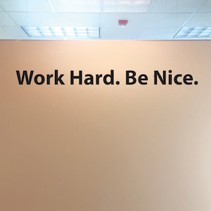 Wanddecoratie klaslokaal, werk hard. Wees aardig. Muursticker klaslokaal