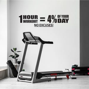 1 timmes träning motsvarar 4 procent av din dag INGA URSÄKT! Väggdekal med gym, väggdekal med fitnessmotiv, citat om gymnasieidrott, träningscitat 137