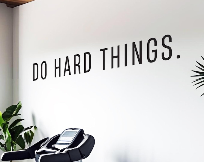 DO HARD THINGS. Gym Wall Decal Idea, Gym Quote Decor, Fitness Decor, Home Gym Design Idea, Classroom Door Sign, Office Sign