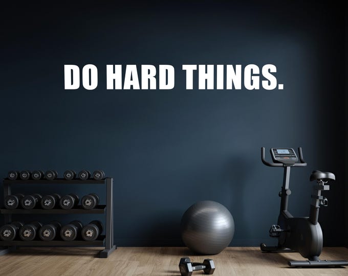 DO HARD THINGS. Gym Wall Decal Idea, Gym Quote Decor, Fitness Decor, Home Gym Design Idea, Classroom Wall Sign, Office Sign