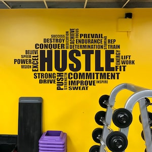 Puede incluir: Una pared amarilla con palabras de motivación en negro, incluyendo "Hustle", "Strong", "Commitment", "Drive", "Push", "Believe", "Excel", "Power", "Vision", "Success", "Destroy", "Conquer", "Prevail", "Endurance", "Determination", "Train", "Rep", "Stamina", "Energy", "Lift", "Work", "Fit", "Improve", "Inspire" y "Sweat".
