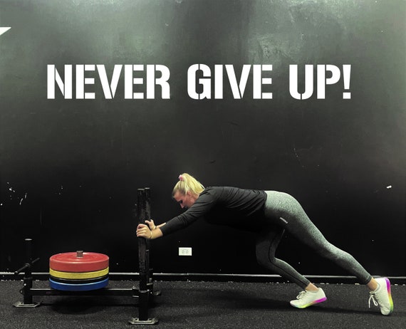 NEVER GIVE UP! Gym Wall Decal Idea, Gym Quote Decor, Fitness Decor, Home Gym Design Idea, Fitness Wall Decal, Cycling Decal Decor