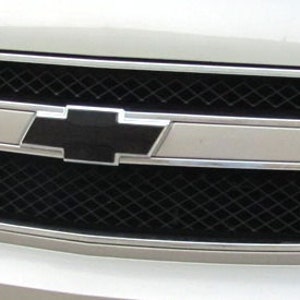 2 láminas rectangulares de vinilo rosa y negro para envolver el emblema de corbatín de Chevy (no precortadas en corbatín). Consulte las instrucciones de instalación.