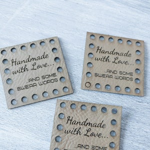 Op de afbeelding: Drie bruine vierkante labels met gaten rond de randen. Elk label heeft de tekst "Handmade with Love... ...AND SOME SWEAR WORDS" erop gedrukt.