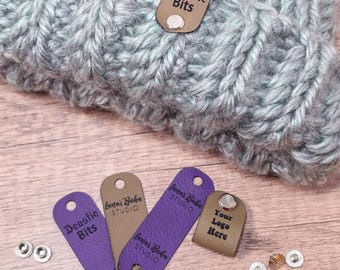 Etiquetas plegables con tornillo Chicago de 2,75 x 0,85 pulgadas con logotipo personalizado, de piel sintética vegana, etiquetas acogedoras, etiquetas para tejer o hacer ganchillo: su diseño o logotipo.