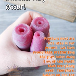 Puede incluir: Tres tapones de botella de resina de color rosa y blanco en forma de espiral. El texto "Bubbles May Occur!" est&aacute; en la parte superior de la imagen. El texto "Pressure pots are not used in our process. We have found that pressurizing the grips takes away a lot of the squish that everybody loves! Therefore, bubbles on the top edge can happen." est&aacute; en la parte inferior de la imagen.