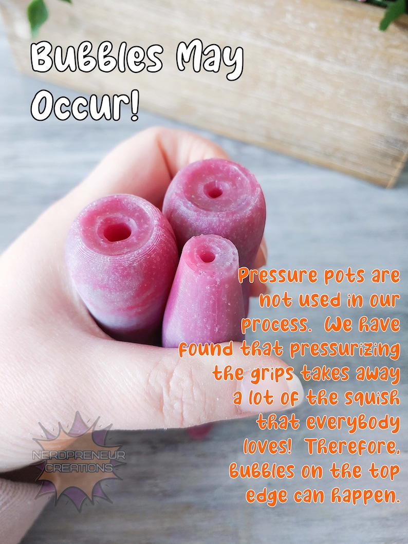 Puede incluir: Tres tapones de botella de resina de color rosa y blanco en forma de espiral. El texto "Bubbles May Occur!" est&aacute; en la parte superior de la imagen. El texto "Pressure pots are not used in our process. We have found that pressurizing the grips takes away a lot of the squish that everybody loves! Therefore, bubbles on the top edge can happen." est&aacute; en la parte inferior de la imagen.
