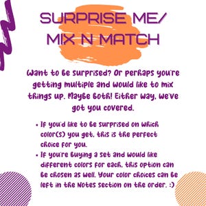 Pu&ograve; includere: Testo su sfondo arancione con accenti viola che recita "Sorprendimi/Mix N Match". Il testo sotto spiega che i clienti possono scegliere di essere sorpresi dal colore del loro acquisto o selezionare i propri colori.