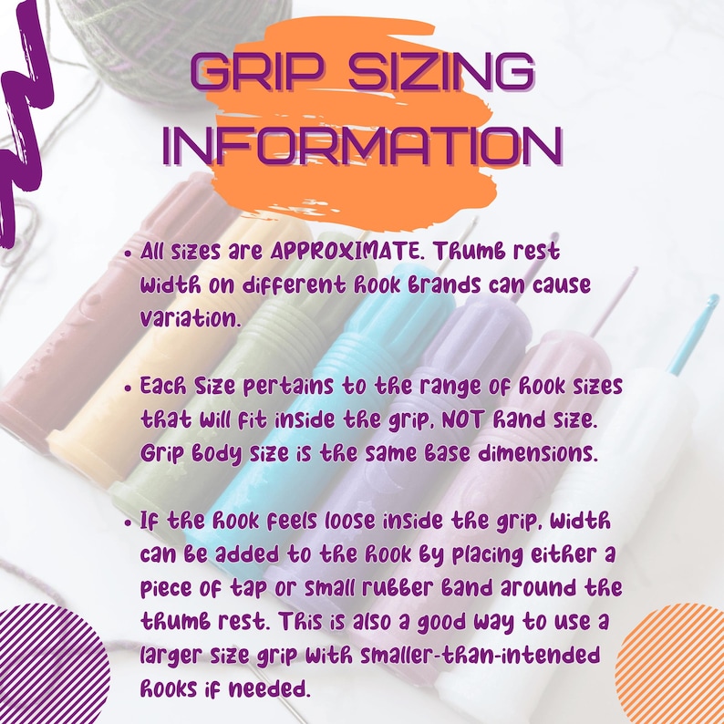 Pu&ograve; includere: Primo piano di un set di impugnature per uncinetto colorate con testo che recita "Informazioni sulle dimensioni dell'impugnatura". Il testo spiega che tutte le dimensioni sono approssimative e che ogni dimensione si riferisce alla gamma di dimensioni degli uncinetti che si adattano all'interno dell'impugnatura, non alla dimensione della mano. Il testo spiega anche che la dimensione del corpo dell'impugnatura &egrave; la stessa delle dimensioni di base.