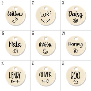 Peut inclure: Neuf &eacute;tiquettes rondes en bois pour animaux de compagnie avec diff&eacute;rents noms et motifs. Les &eacute;tiquettes sont beiges avec des lettres et des motifs noirs. Les noms sur les &eacute;tiquettes sont Willow, Loki, Daisy, Nala, Maggie, Honey, Henry, Oliver et Boo.