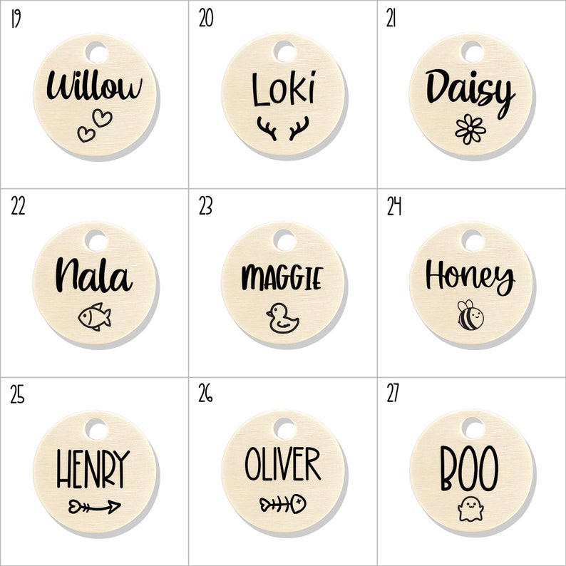 Peut inclure: Neuf &eacute;tiquettes rondes en bois pour animaux de compagnie avec diff&eacute;rents noms et motifs. Les &eacute;tiquettes sont beiges avec des lettres et des motifs noirs. Les noms sur les &eacute;tiquettes sont Willow, Loki, Daisy, Nala, Maggie, Honey, Henry, Oliver et Boo.
