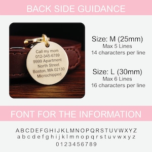 Puede incluir: Una placa de identificaci&oacute;n para perro de color dorado con texto grabado que dice "Call my mom 012-345-6789 9999 Apartment North Street Boston, MA 02130 Microchipped". La placa se muestra en un collar de perro de cuero marr&oacute;n. La imagen tambi&eacute;n incluye una gu&iacute;a de tallas para la placa de identificaci&oacute;n, que muestra el n&uacute;mero m&aacute;ximo de l&iacute;neas y caracteres que se pueden grabar en la placa en dos tama&ntilde;os: M (25 mm) y L (30 mm). La fuente utilizada para el grabado tambi&eacute;n se muestra en la imagen.