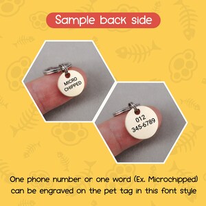 Peut inclure: Deux &eacute;tiquettes d'identification pour animaux de compagnie de couleur or avec un anneau argent&eacute;. L'&eacute;tiquette de gauche indique "MICRO CHIPPED". L'&eacute;tiquette de droite indique "012 345-6789". Un num&eacute;ro de t&eacute;l&eacute;phone ou un mot (Ex. Microchipp&eacute;) peut &ecirc;tre grav&eacute; sur l'&eacute;tiquette pour animal de compagnie dans ce style de police.