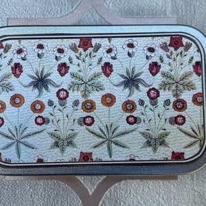 William Morris notions tin: Contains tape measure, darning needles, stitch markers in sliding lid tin - knitting and crochet notions, set 3