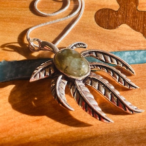 Hemp Leaf with Lanradorite comes with silver chain