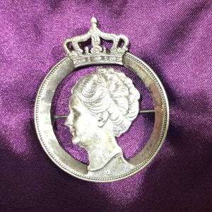 Queen Elizabeth Brooch silver plated