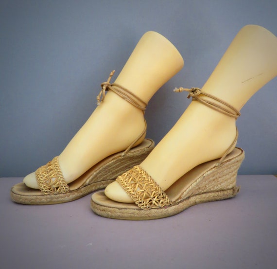 Vintage summer shoes 40s/50s style straw effect 7… - image 1