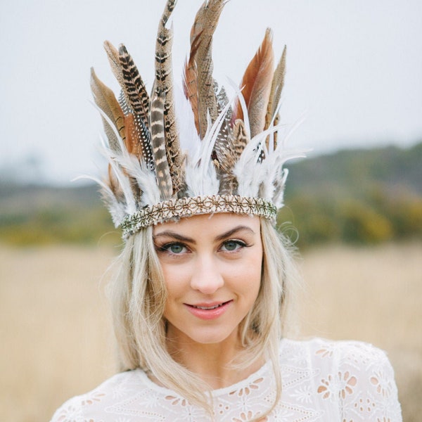 Coiffe de plumes sauvages avec bordure en or antique, coiffure de mariée, couronne bohème, coiffure de plumes de festival, coiffure de mariage, couronne de mariée