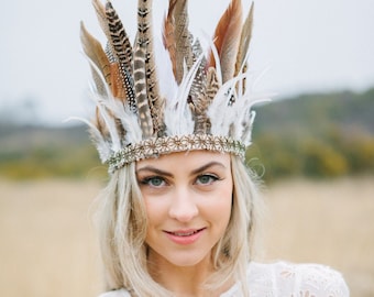 Coiffe de plumes sauvages avec bordure en or antique, coiffure de mariée, couronne bohème, coiffure de plumes de festival, coiffure de mariage, couronne de mariée