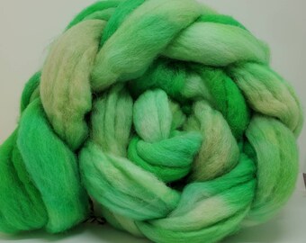 Shetland Hand Dyed Roving: Crisp Apple