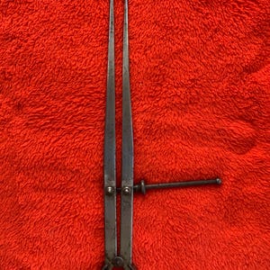 Puede incluir: Un compás de metal vintage con acabado plateado. El compás tiene dos puntas afiladas y un ajuste de tornillo.