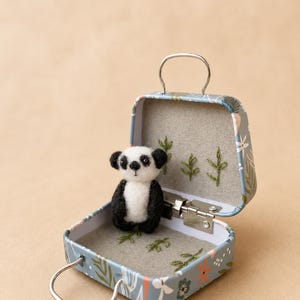 Lindo oso panda diminuto de fieltro con aguja: animal de casa de muñecas en miniatura de lana, escultura suave, oso panda de peluche para muñeca Blythe, figura