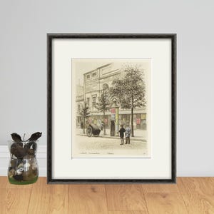 Puede incluir: Un dibujo en blanco y negro de un edificio con un letrero que dice "The Grand Theatre". Dos personas caminan frente al edificio.