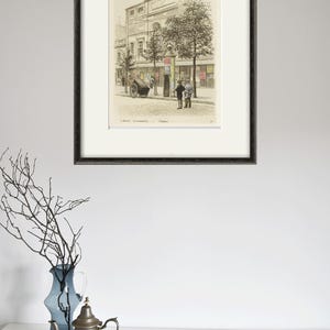 Puede incluir: Una ilustraci&oacute;n en blanco y negro de una escena de calle con un edificio en el fondo. El edificio tiene un gran letrero que dice "The Theatre Royal". Hay dos personas caminando por la calle.