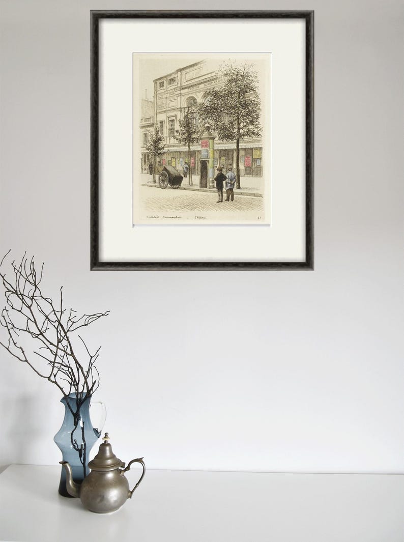 Puede incluir: Una ilustraci&oacute;n en blanco y negro de una escena de calle con un edificio en el fondo. El edificio tiene un gran letrero que dice "The Theatre Royal". Hay dos personas caminando por la calle.