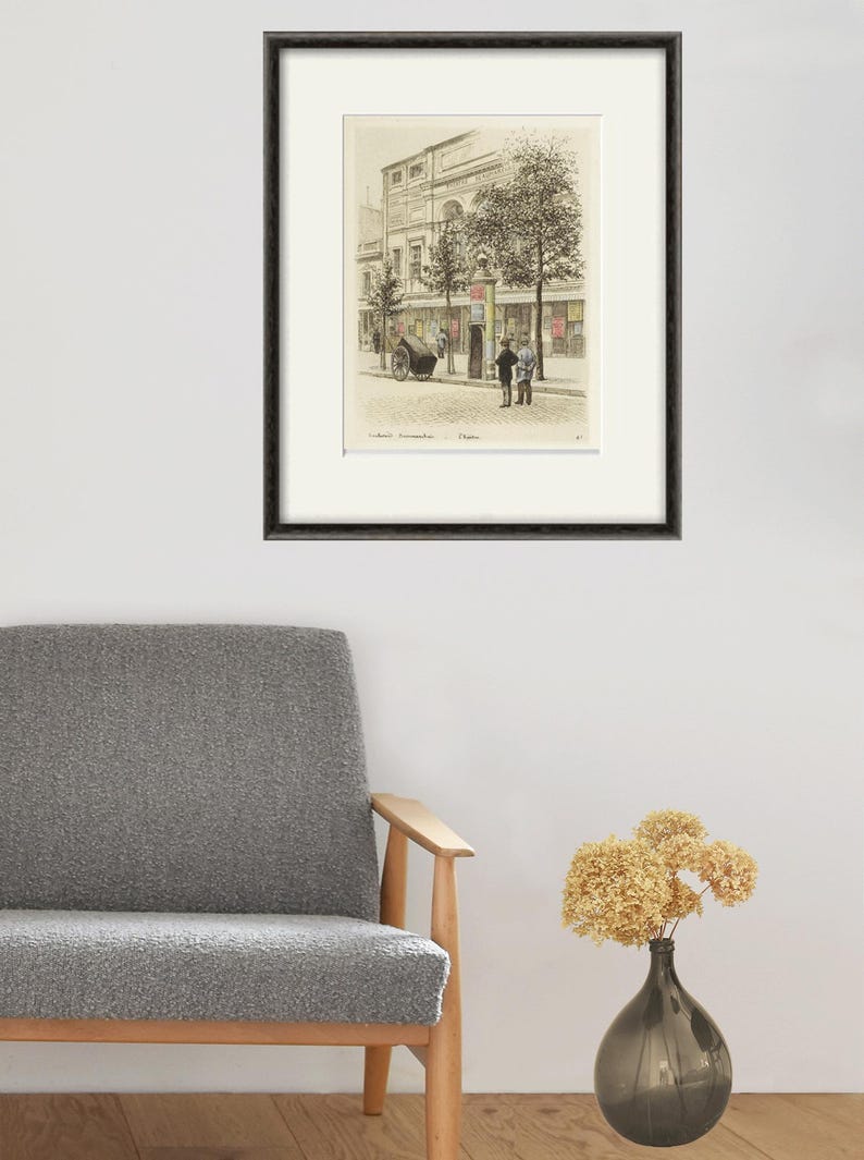 Puede incluir: Un dibujo en blanco y negro de una escena callejera en una ciudad europea. El dibujo muestra un edificio con un gran escaparate y varias personas caminando. El dibujo est&aacute; enmarcado en un marco negro.