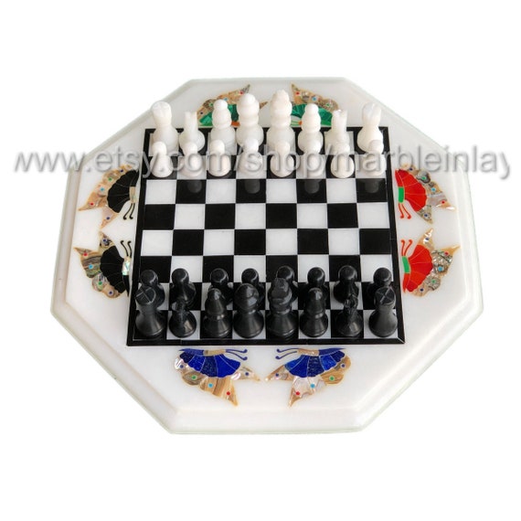 バタフライチェスボード大理石の象眼細工のチェスの駒がセットされた