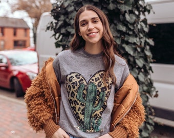 Camiseta con estampado de cactus y corazón de leopardo