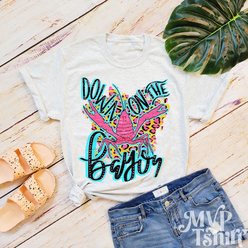 Down On The Bayou Shirt, Crawfish graphic tee, Summer outdoors, Peace love shirt, Cheer mom shirt, Women letters printed shirt 画像 1