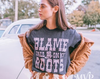 Camiseta "Échale la culpa a mis raíces": Camiseta vintage de música country