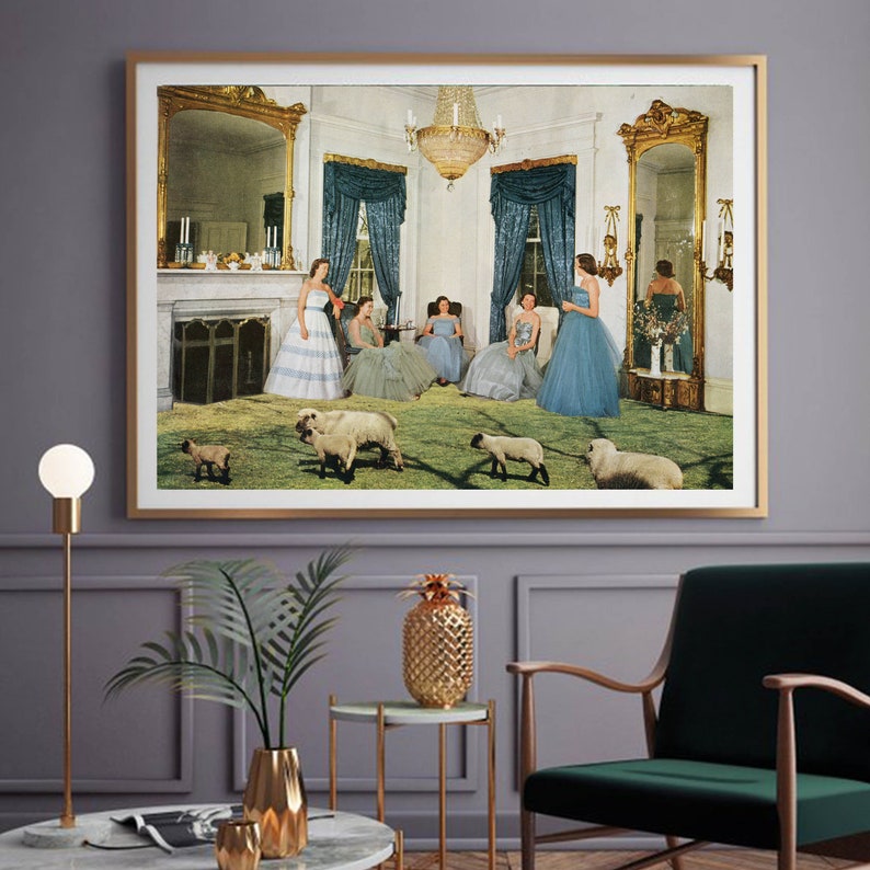 Puede incluir: Una fotograf&iacute;a vintage de un grupo de mujeres con vestidos azules de pie en una gran sala con una chimenea. La sala est&aacute; decorada con detalles dorados y una l&aacute;mpara de ara&ntilde;a. Hay ovejas en primer plano.