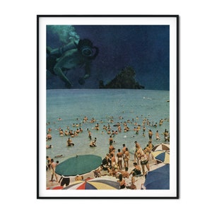 Puede incluir: Un collage vintage con un buceador en el oc&eacute;ano sobre una escena de playa con gente nadando y tomando el sol bajo sombrillas coloridas.